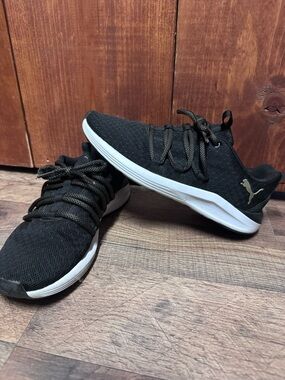 Puma women Black Lightweight Trainer